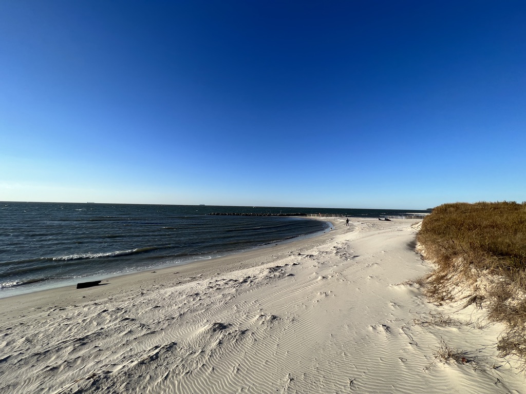 Cape Charles Public Beach in fall, November 18, 2023. Photo: Wmtribe2015 / CC0. Full-resolution original unchanged; responsive display copies cropped and resized.