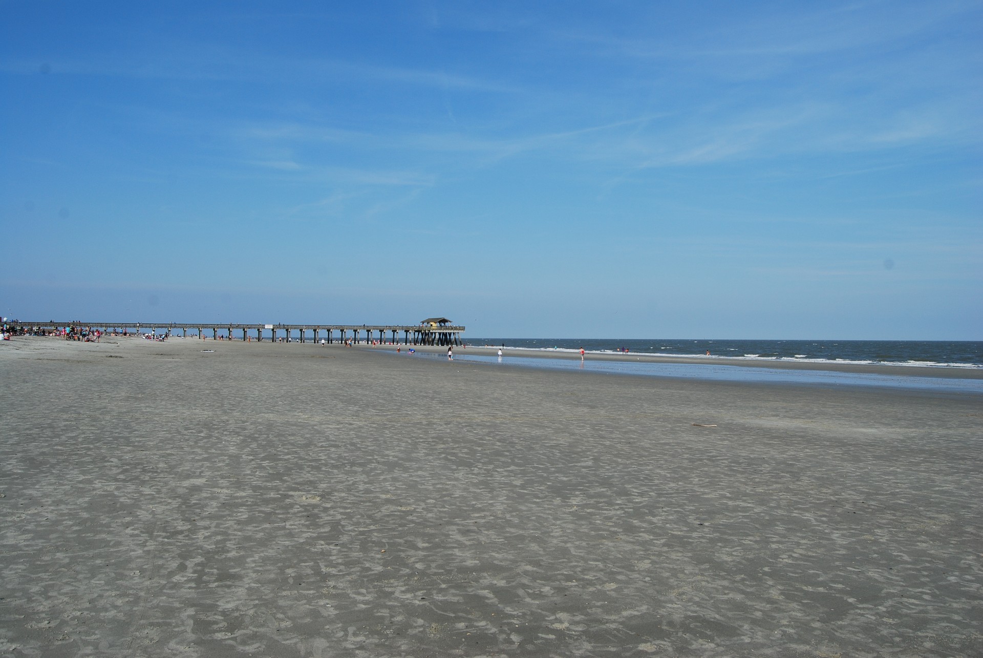 Tybee South Beach sand and pier — March 2015 — archival coastal scene Photograph: Rick Shu · CC BY-SA 3.0. Historical view; current conditions may differ.