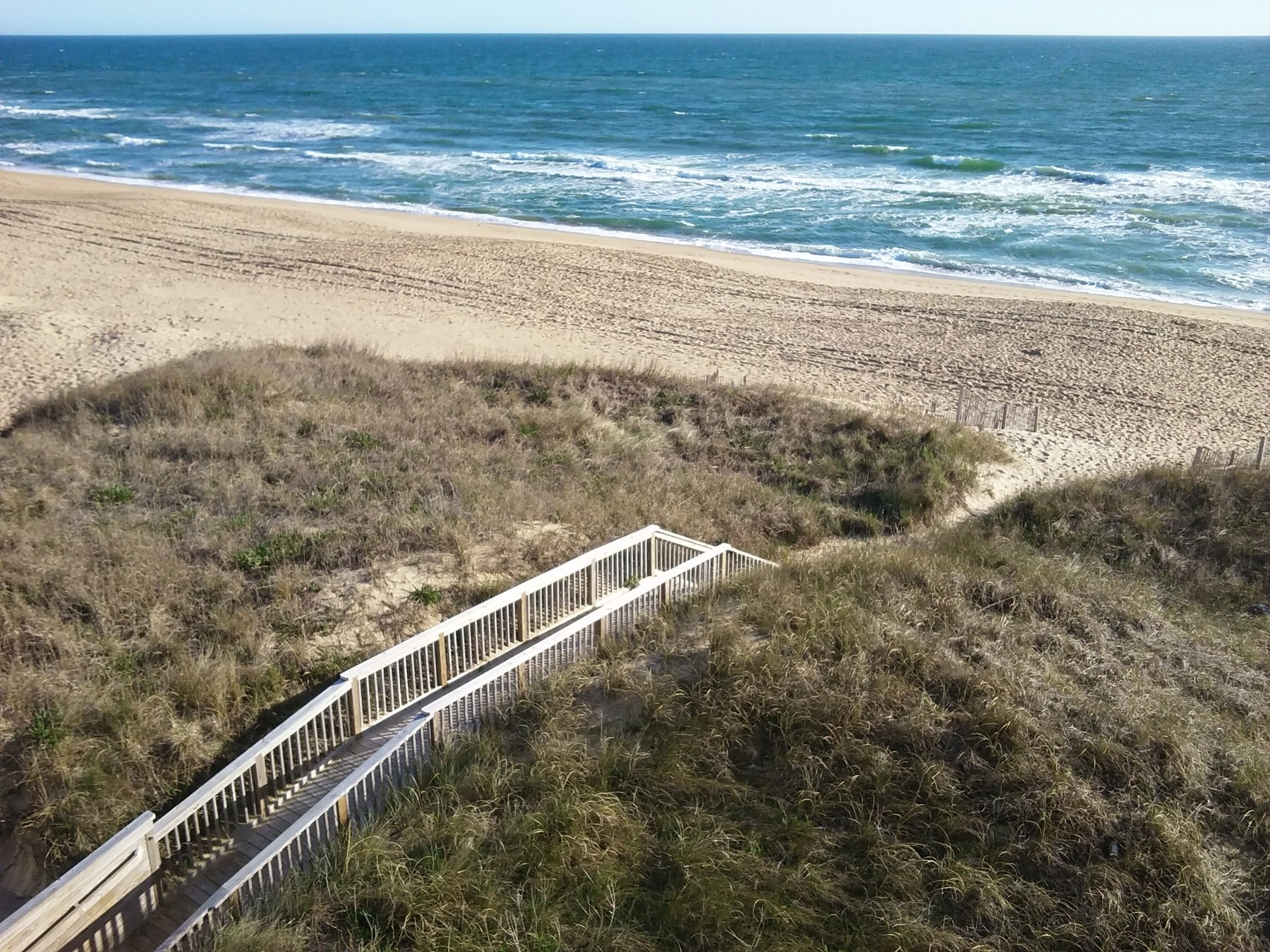 Kill Devil Hills town Atlantic shoreline; exact entrance is not established; photographed 2016-03-30.