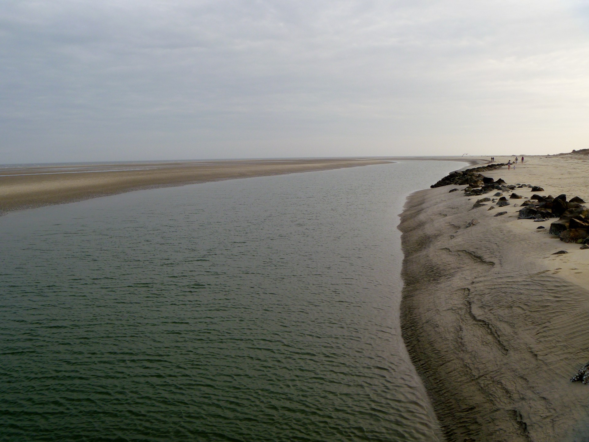 The tidal channel and sand shoreline at Gould’s Inlet on St. Simons Island Photograph: lns1122 · CC BY 2.0. Historical view; current conditions may differ.
